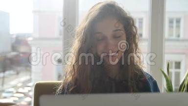 女人在窗户附近浏览笔记本电脑